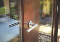 Ronseal Trade 10 Year Woodstain Satin Dark Oak 2.5Ltr -Famous Paint Store 866KH A2